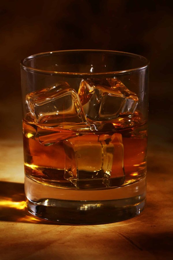 Qu'est-ce qui rend le whiskey irlandais si unique dans son processus de fabrication ?